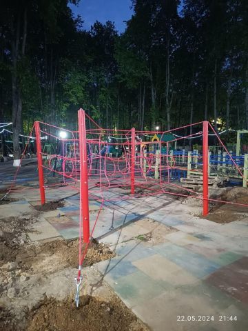 Установлен канатный игровой комплекс на детской площадке 2024